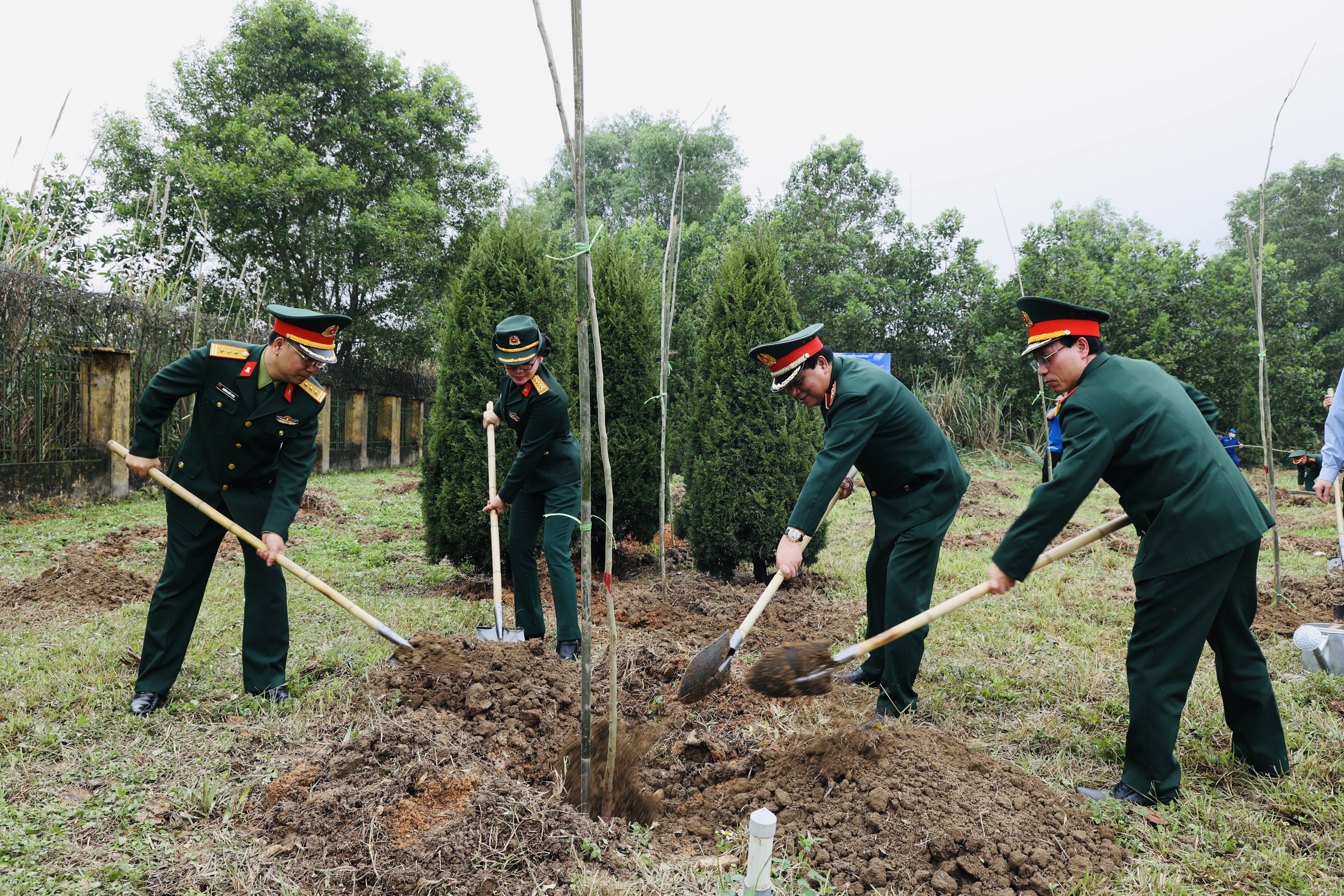 Thủ trưởng Tổng cục Công nghiệp quốc phòng tham gia Tết trồng cây tại Nhà máy Z111