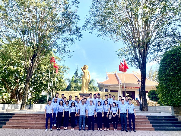 Nhà máy Z117 khen thưởng cá nhân điển hình tiên tiến bằng hình thức tham quan